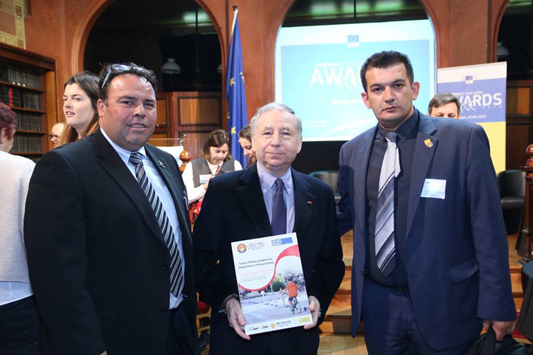 Αριστερά ο πρόεδρος της εθελοντικής ομάδας 'Κούρος' Ρηγας Μελετης με τον πρόεδρο της FIA Jean Todt και τον Σωτήρη Γιαννόπουλο, αστυνομικό και μέλος της ομάδας 'Κούρος'...