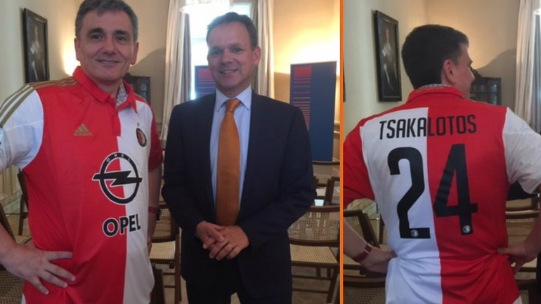 O Τσακαλώτος ποζάρει με τη φανέλα της Φέγενορντ