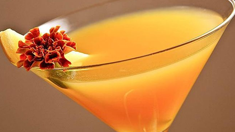 Φτιάξτε δροσιστικό Peach martini cocktail για εσάς και την παρέα σας!