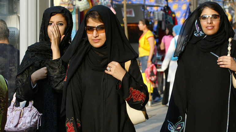 Τσεχία: Οδηγίες προς τους άραβες επισκέπτες να μην κολυμπούν στις πισίνες με τα ρούχα