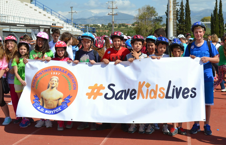 Το 2015 η εθελοντική ομάδα Α.Ο. ΚΟΥΡΟΣ Μεγάρων χάρισε 500 κράνη σε παιδιά...