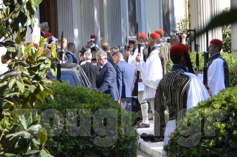 Διπλωμάτες, ακόλουθοι και υπουργοί στο προεδρικό μέγαρο
