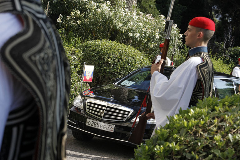 Η θωρακισμένη Mercedes του Πούτιν περνά μπροστά από τους Εύζωνους της προεδρικής φρουράς... 