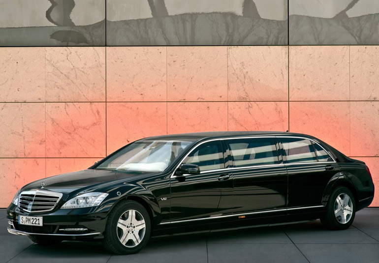 Αυτή είναι η facelift έκδοση της Mercedes S600 Pullman Guard που κυκλοφόρησε το 2011. Όπως μπορείτε να δείτε το εμπρός τμήμα είναι το ίδιο με αυτό της Mercedes του Βλαντιμίρ Πούτιν...