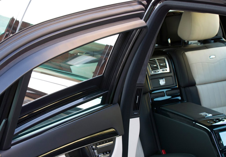 Το πάχος στα τζάμια που είναι κατασκευασμένα από ανθεκτικά υλικά προστατεύουν από επιθέσεις με πολυβόλα όπλα. Ένα ακόμα χαρακτηριστικό τους είναι το μεγάλο βάρος που σε συνδυασμό με το βάρος στις θύρες καθιστούν δύσκολο το άνοιγμά τους... Αυτός είναι και ο λόγος που εφοδιάζονται και με ειδικούς μηχανισμούς που βοηθούν στο εύκολο άνοιγμα... 