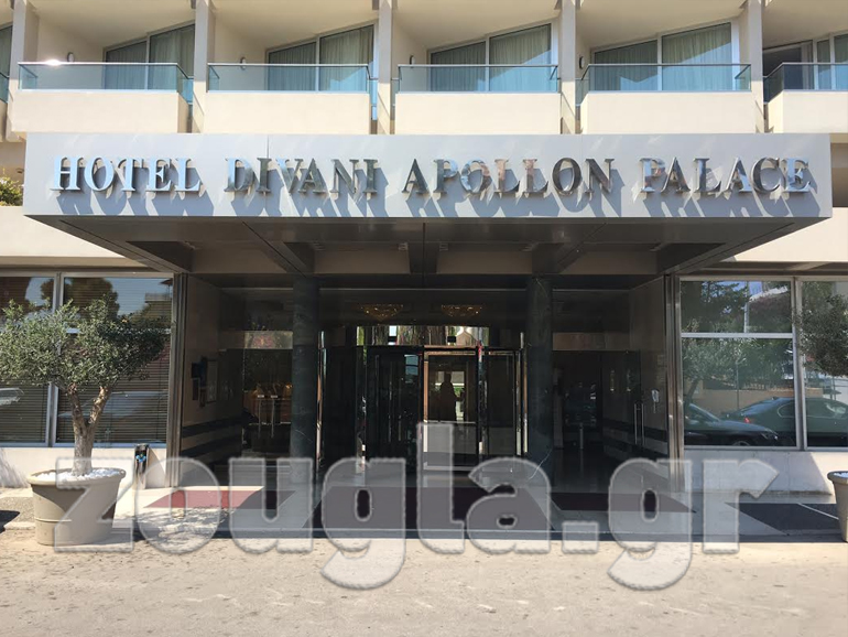 Ένα τέταρτο μετά τα μεσάνυκτα πέρασε την πόρτα του ξενοδοχείου