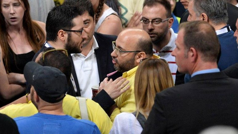 Πέταξαν ποτήρια στον Λάσκαρη- Έφυγε από το ΟΑΚΑ