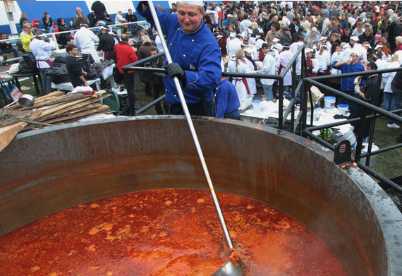 4.000 λίτρα της παραδοσιακής ουκρανικής σούπας Bortsch