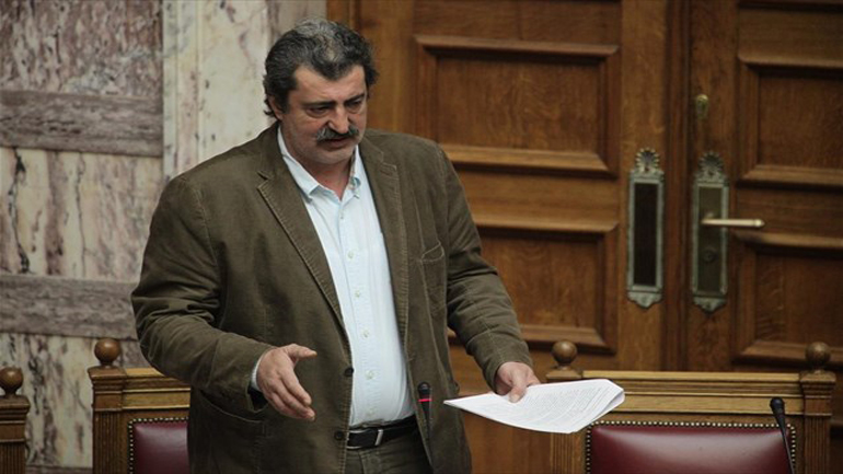 Ο Πολάκης βλέπει “μίζες” πίσω από την καθυστέρηση διαγωνισμού για παράδοση ασθενοφόρων