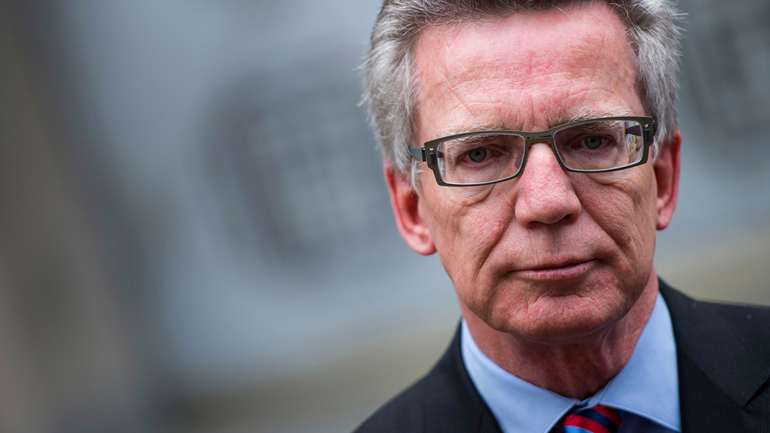 Τη «μερική αποβλάκωση της κοινωνίας» καταγγέλλει ο Γερμανός υπουργός Εσωτερικών