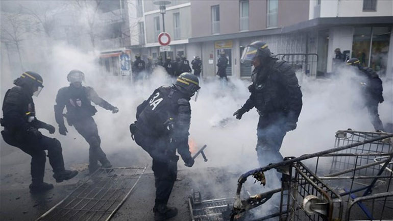 Βράζει η Γαλλία αλλά ο Ολάντ διαμηνύει ότι δεν θα υποχωρήσει Βράζει η Γαλλία αλλά ο Ολάντ διαμηνύει ότι δεν θα υποχωρήσει