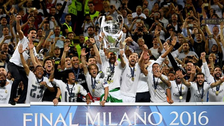 Σε πελάγη ευτυχίας άπαντες στη Ρεάλ για το τρόπαιο με τα... μεγάλα αυτιά!