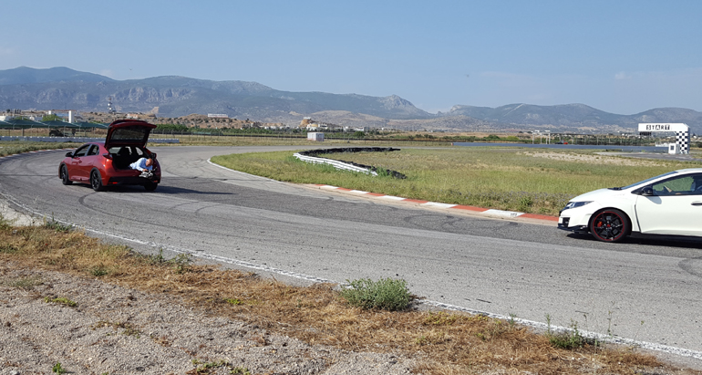 Ο Γιώργος Κωστούρος τραβά πλάνα στην πίστα των Μεγάρων...