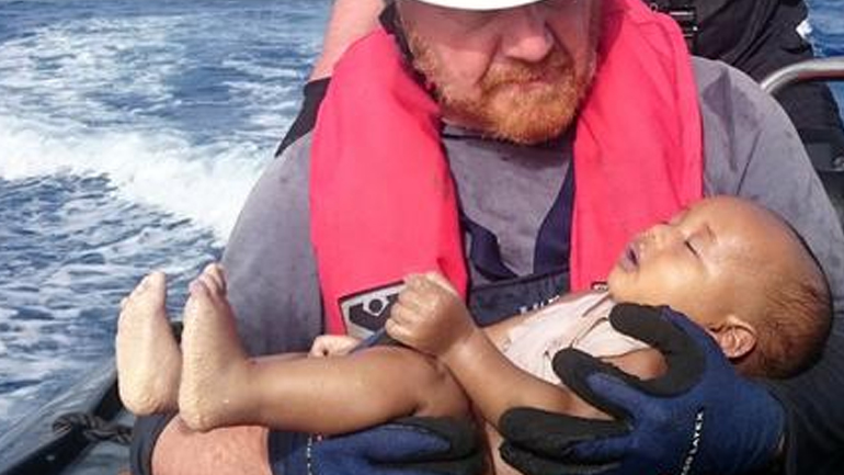 Ραγίζει καρδιές το αδικοχαμένο βρέφος που πνίγηκε στη Μεσόγειο