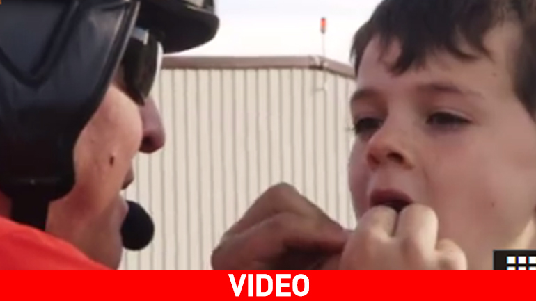 Έβγαλε το δόντι του γιου του χρησιμοποιώντας… ελικόπτερο!