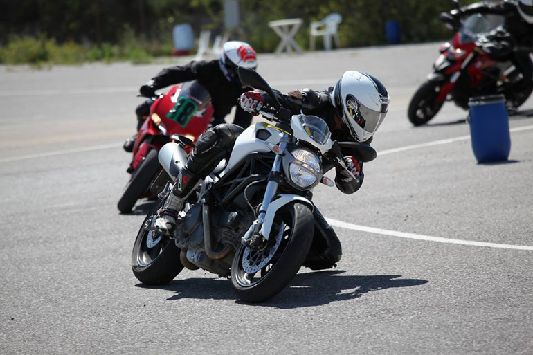 Το Riding School του Θανάση Χούντρα απευθύνεται και σε μεγάλους αναβάτες...