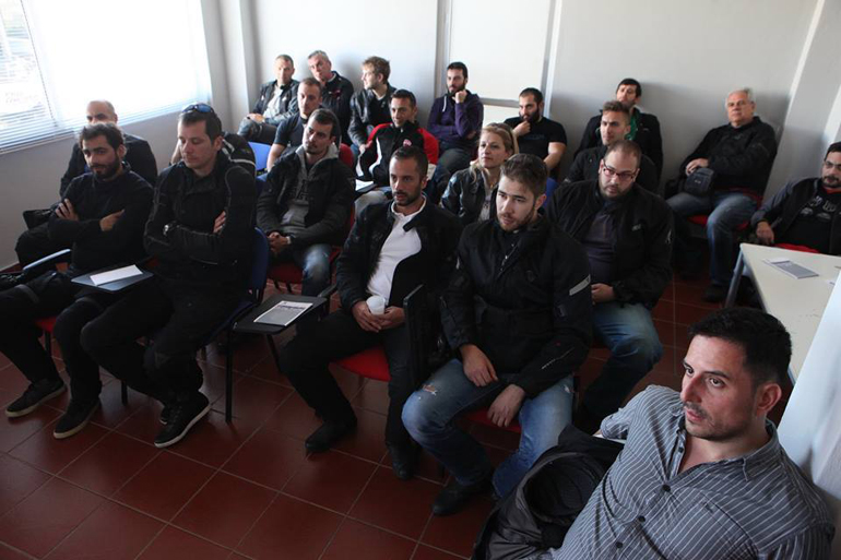 Πριν από την οδήγηση οι μαθητές κάνουν μάθημα θεωρίας... 