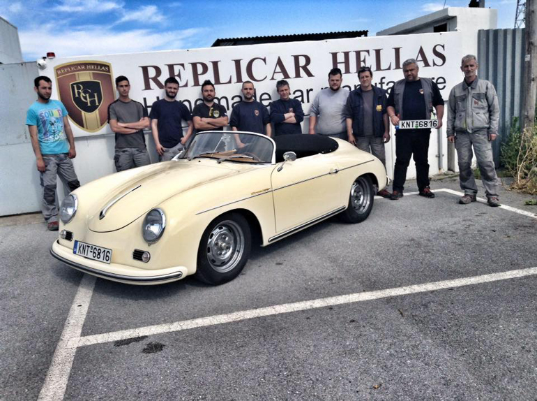 Ο Ηλίας Γαγανέλης (αυτός που κρατά τις πινακίδες) με την ομάδα του και το πρώτο 'πινακιδάτο' Replicar Car Hellas.