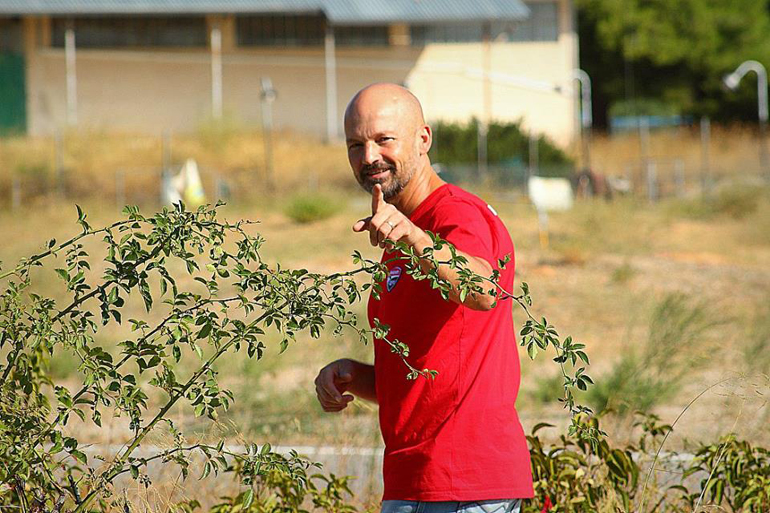 Ο Θανάσης Χούντρας επιβλέπει τις προσπάθειες των αναβατών...