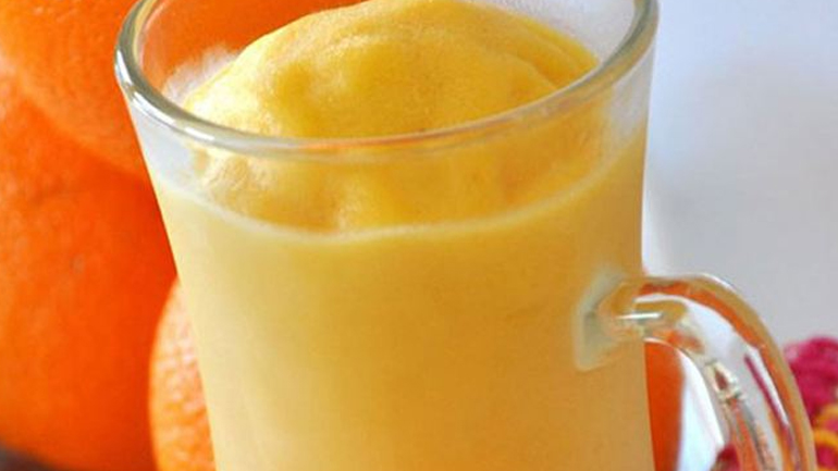 Φτιάξτε αναζωογονητικό smoothie με πορτοκάλι και μάνγκο για εσάς και την παρέα σας!