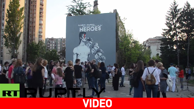 Mε μία εντυπωσιακή τοιχογραφία τιμάται ο Μπάουι στο Σεράγεβο