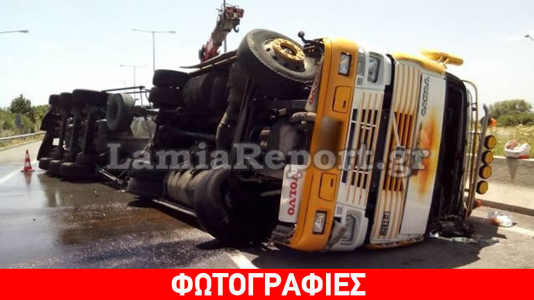 Βυτιοφόρο ανατράπηκε στην Εθνική – Τόνοι κρασιού στον δρόμο