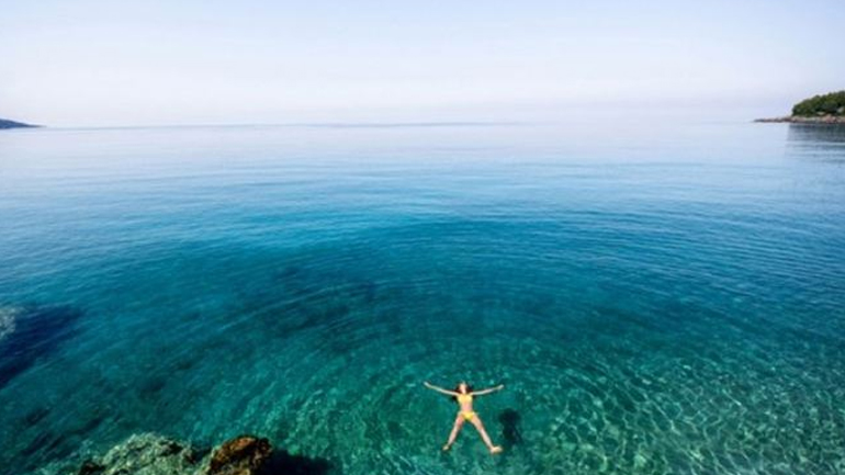 Το θαλασσινό νερό έχει μαγικές ιδιότητες για την υγεία μας Το θαλασσινό νερό έχει μαγικές ιδιότητες για την υγεία μας