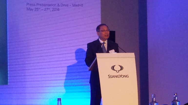 O πρόεδρος Jon Sik Choi κατά τη διάρκεια της ομιλίας του στη Μαδρίτη