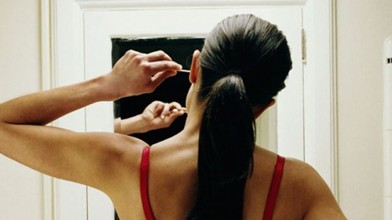 Γιατί δεν πρέπει να καθαρίζετε τα αφτιά σας με μπατονέτες