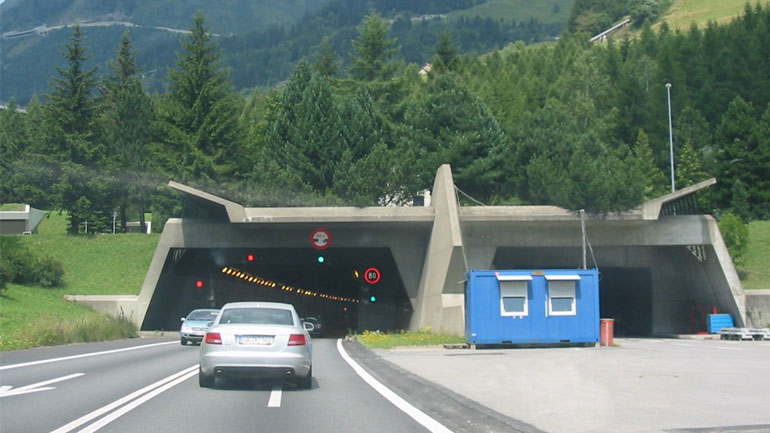 Εγκαινιάζεται στην Ελβετία η μακρύτερη σιδηροδρομική σήραγγα στον κόσμο