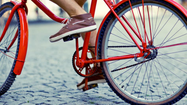 Αστυνομικός έκοψε πρόστιμο 700 ευρώ σε ποδηλάτη επειδή πέρασε με κόκκινο!