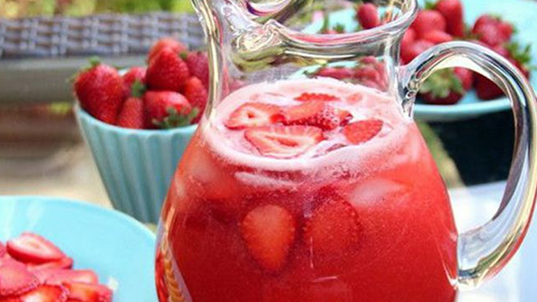 Λεμονάδα με φράουλες: Ένας δροσιστικός χυμός για όλες τις ώρες
