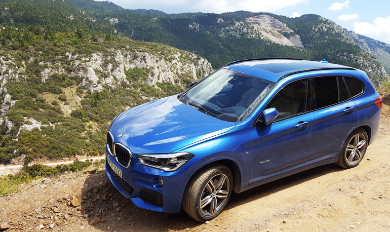 Με την BMW Χ1 μπορείς να κινηθείς με άνεση στο οδική δίκτυο αλλά και σε χωμάτινες διαδρομές χωρίς να ταλαιπωρηθείς. Αυτό ισχύει ακόμα και στην έκδοση που φέρει το πακέτο 'M' το οποίο εφοδιάζεται με 18άρες ζάντες...