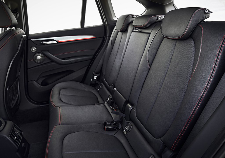 Η πίσω σειρά καθισμάτων μπορεί να φιλοξενήσει ακόμα και τρεις ενήλικες...