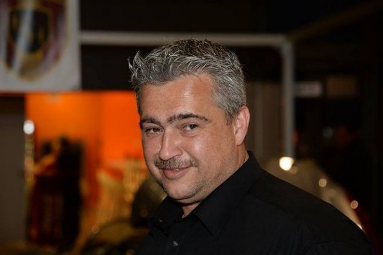 Ο Ηλίας Γαγανέλης μεγάλωσε στην Γερμανία. Οι γονείς του ήταν από τον Αχλαδoχώρι Σερρών και το Οχυρό Δράμας... 