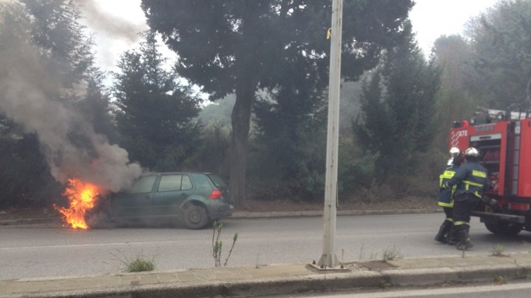 Χανιά: Στις φλόγες τυλίχθηκε αυτοκίνητο μετά από τροχαίο