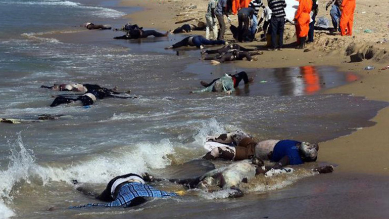 Σοροί τουλάχιστον 25 μεταναστών εκβράστηκαν στις ακτές της Λιβύης