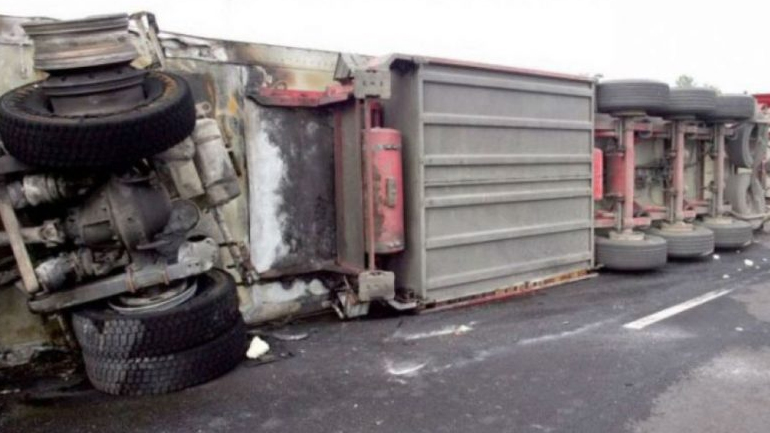 Θανατηφόρο τροχαίο στην Ε.Ο. Αθηνών-Λαμίας Θανατηφόρο τροχαίο στην Ε.Ο. Αθηνών-Λαμίας