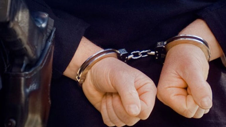 Λάρισα: Χειροπέδες σε αστυνομικό έπειτα από μήνυση υπαλλήλων του ΙΚΑ