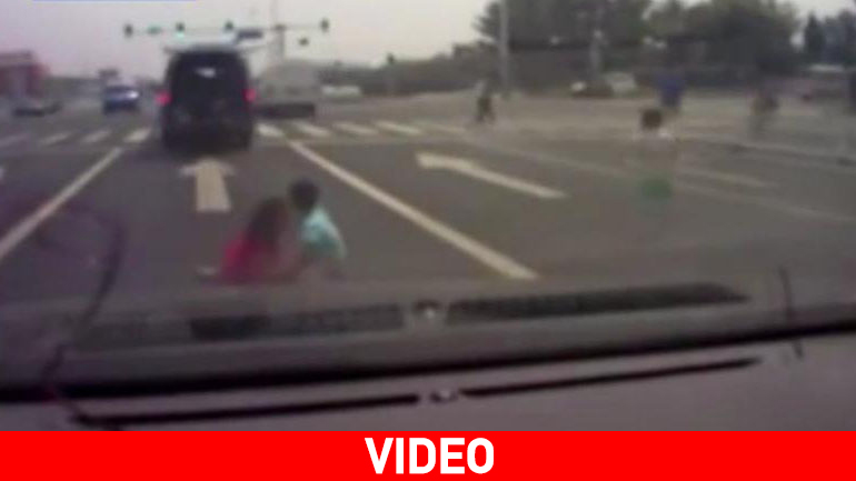 Παιδιά πέφτουν από όχημα μέσα στον δρόμο!