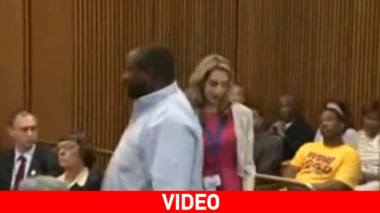 Πατέρας επιτίθεται στον δολοφόνο της κόρης του στο δικαστήριο