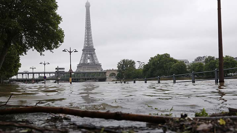 Παρίσι: Υποχωρεί ελαφρά η στάθμη του νερού στον Σηκουάνα
