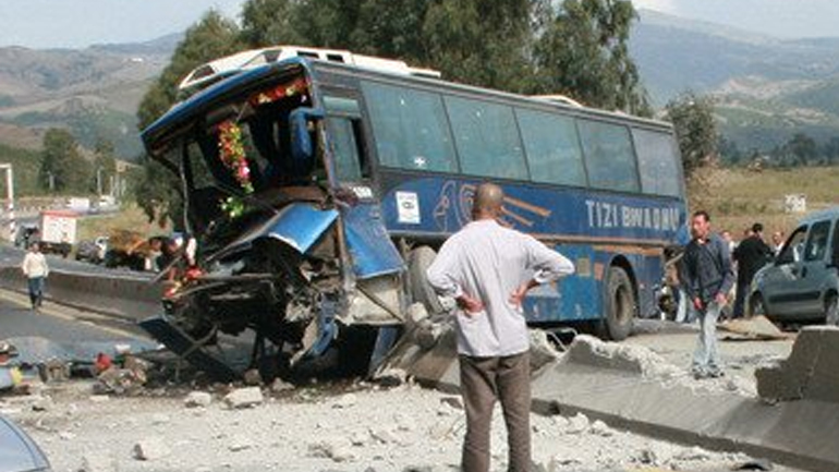 Αλγερία: Τουλάχιστον 33 νεκροί και 22 τραυματίες από σύγκρουση λεωφορείου με ημιφορτηγό Αλγερία: Τουλάχιστον 33 νεκροί και 22 τραυματίες από σύγκρουση λεωφορείου με ημιφορτηγό