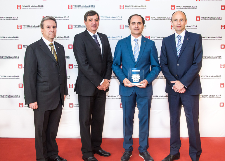 Από αριστερά: Αριστείδης Αραβανής, Πρόεδρος & Διευθύνων Σύμβουλος Toyota Ελλάς αβεε,  Dr. Johan van Zyl, President & C.E.O Toyota Motor Corporation, Παναγιώτης Μπάϊλας, Πρόεδρος & Διευθύνων Σύμβουλος «Νίκη Βαμβακάρη ΑΕ» και Μatthew Harrisson, Vice-President, Toyota Sales & Marketing, Toyota Motor Europe