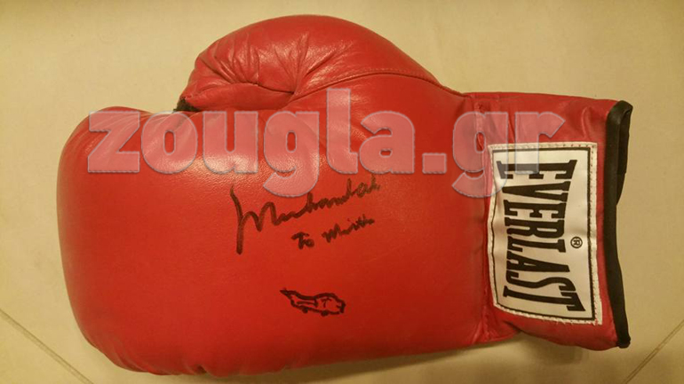 To γάντι που έχει στην κατοχή του ο Νίκος Μαρτίνος με αφιέρωση από τον ίδιο τον Μοχάμεντ Άλι που έχει σχεδιάσει πάνω του ένα Ford Thunderbird...