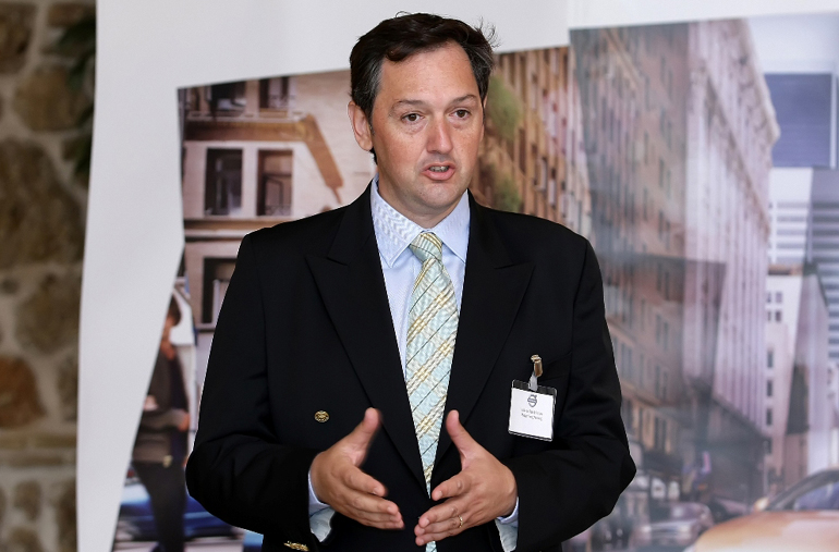 Ο Νικόλας Μαρτίνος σημερινός επικεφαλής δημοσίων σχέσεων της Volvo Car Hellas είχε ζητήσει από τον Μοχάμεντ Άλι να του σχεδιάσει ένα... Ford Thunderbird σε γάντι του μποξ (τότε εργαζόταν στην Ford)