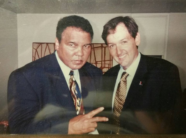 O επικεφαλής δημοσίων σχέσεων της Volvo Car Hellas Νίκος Μαρτίνος μαζί με τον κορυφαίο πυγμάχο, τρεις φορές παγκόσμιο πρωταθλητή στην κατηγορία βαρέων βαρών, Μοχάμεντ Άλι. Φωτογραφία του 2001...