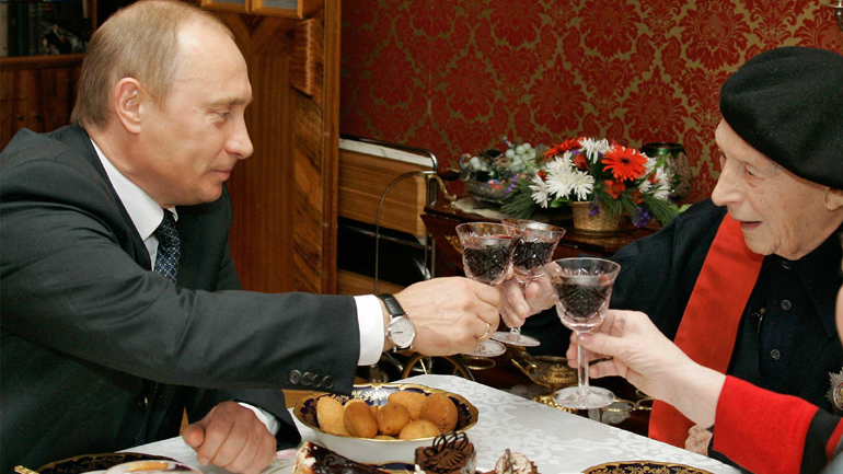 Επίσκεψη στο Άγιον Όρος: Κακαβιά και μουσακάς στο πιάτο του Πούτιν