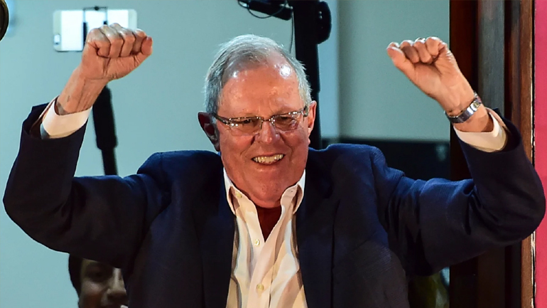 Περού: Ο φιλελεύθερος Κουτσίνσκι προηγείται της δεξιάς Φουχιμόρι