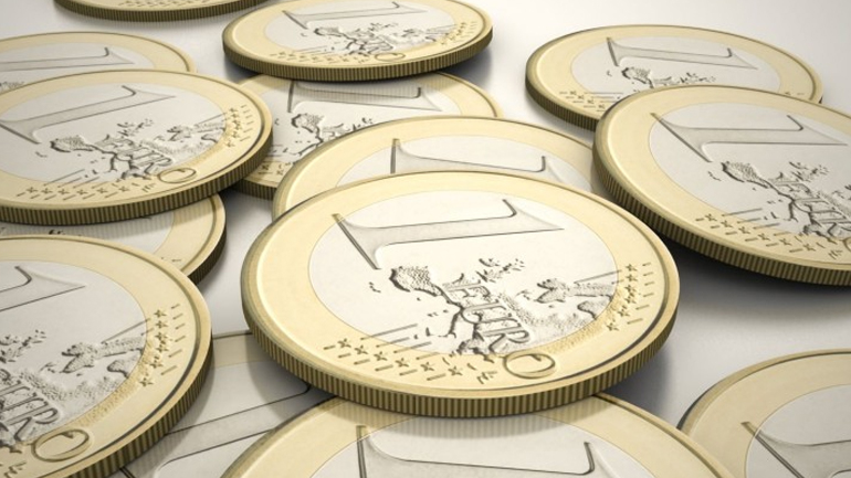 Οριακή υποχώρηση του ευρώ